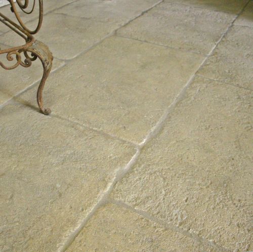 Dallage en pierre de taille - exemple d'aménagement intérieur.