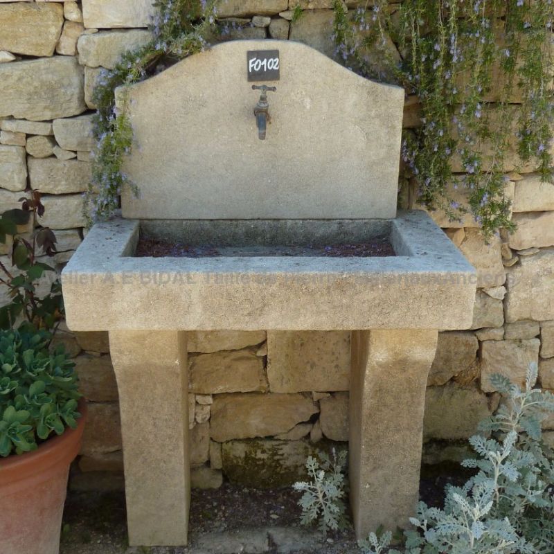 Bel évier en pierre de taille pour cuisine extérieure - Atelier Alain BIDAL ( Provence)