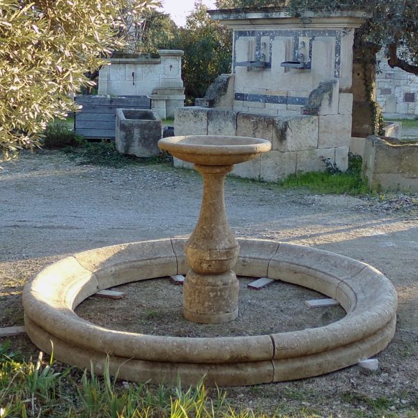 Petite fontaine en pierre de forme ronde avec vasque sur pied - Atelier Alain BIDAL (Provence)