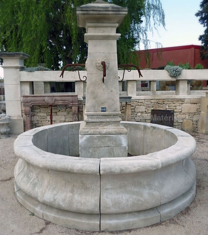 Grande fontaine de jardin centrale de style fontaine de village provençal - Atelier Alain BIDAL (Provence)