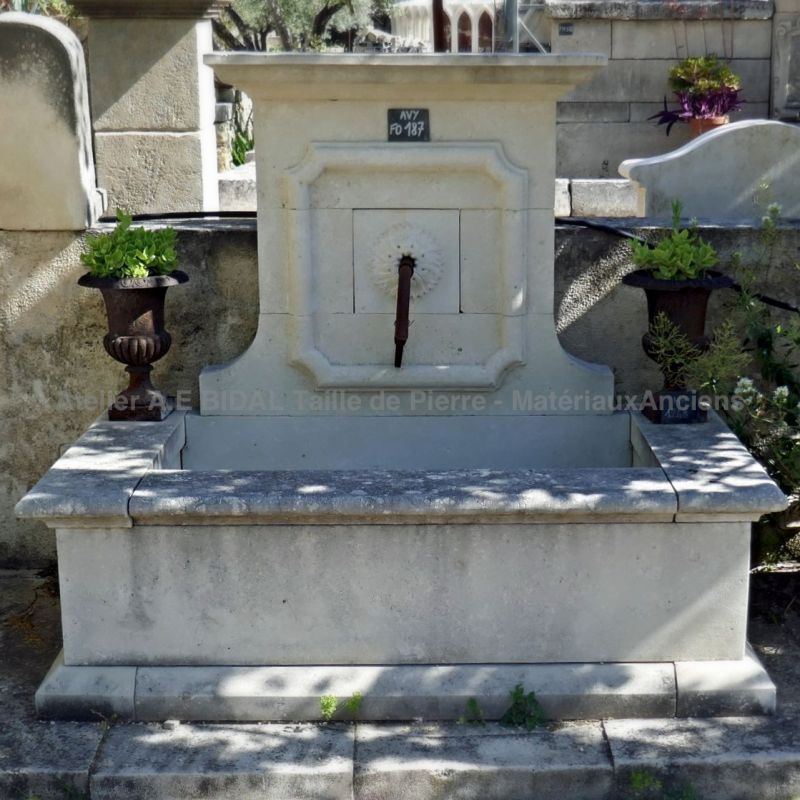 Provence stone fountain with carved pediment and wrought iron water outlet - Atelier Alain BIDAL (Provence)