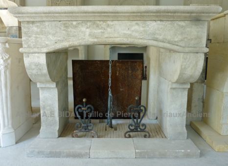 Cheminée en pierre Louis XV créée par Alain Bidal, tailleur de pierre Alain BIDAL (Provence)