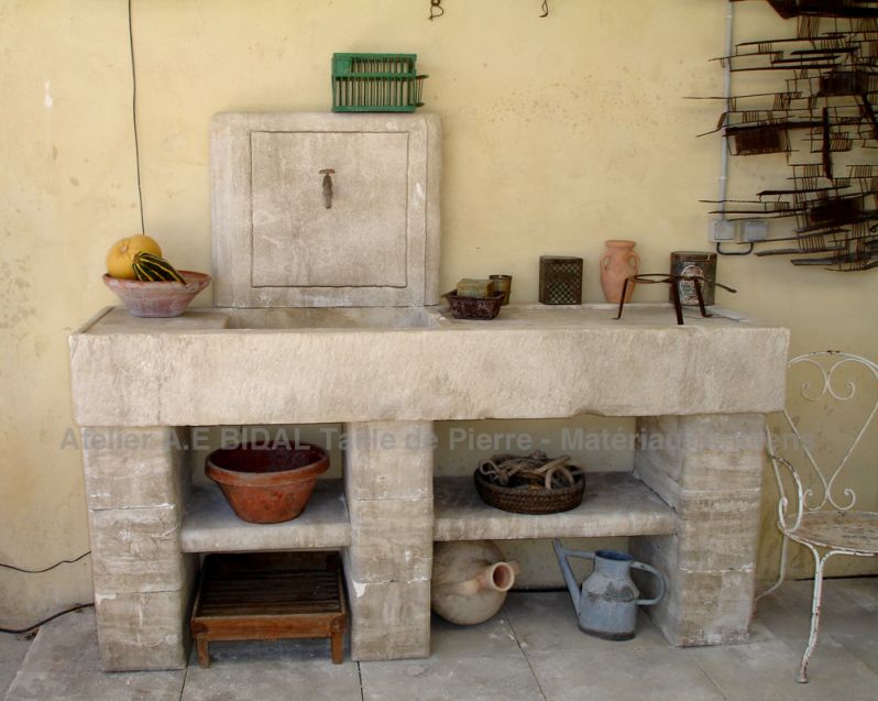 Aménagement de cuisine extérieure - mobilier artisanal de l'atelier Alain Bidal (Provence)