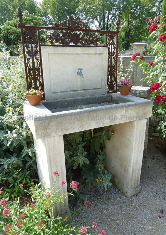 Bel évier en pierre de style ancien pour l'extérieur- Atelier Alain Bidal (Provence)