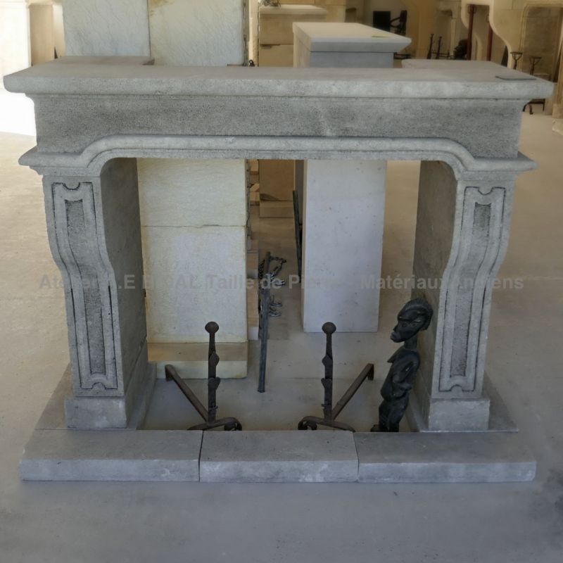 Cheminée de style Louis XVI, une cheminée design ancien réalisée en Provence.