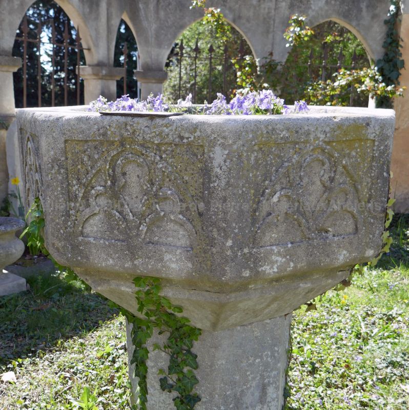 Bénitier en pierre : élément de décoration pour extérieur par le tailleur de pierre Alain BIDAL, Provence