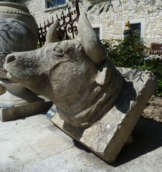 Tête de taureau en sculpture de pierre véritable - Atelier du tailleur de pierre Bidal.