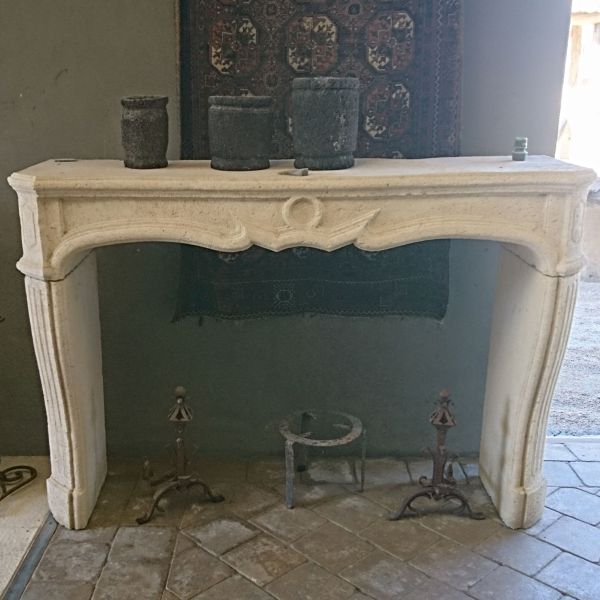 Cheminée en pierre de style Louis 15 - Atelier Alain BIDAL (Provence)