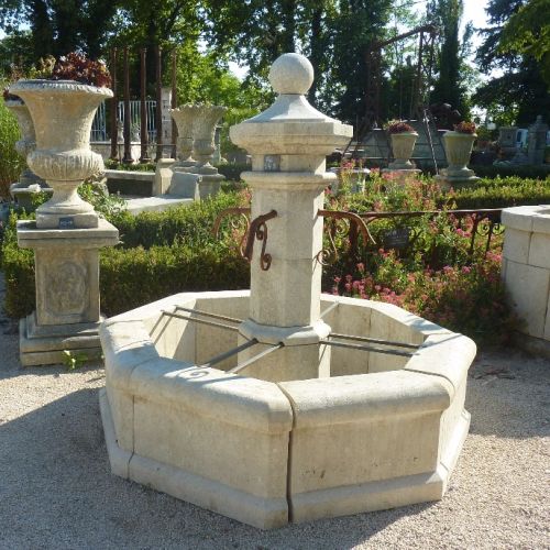Fontaine centrale en pierre d'Avy, une création signée Atelier Bidal (Provence)