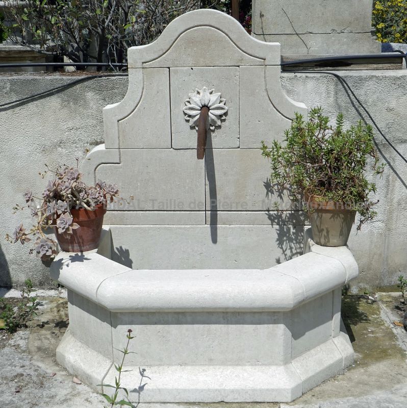 Fontaine de jardin de type provençale en pierre naturelle - Atelier Alain BIDAL.