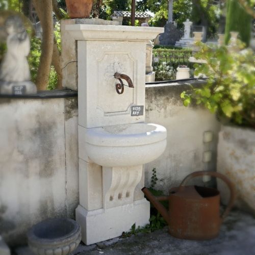 Fontaine vasque sur pied taillée en pierre calcaire | Fontaine pas cher idéale pour les petits espaces.