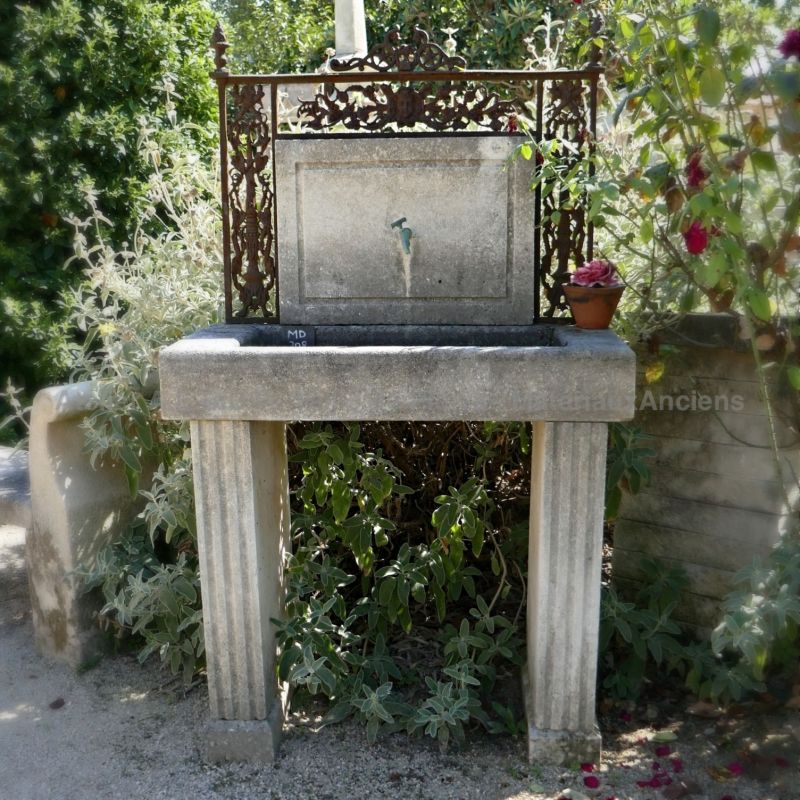 Magnifique évier en pierre de jardin - Aménagement d'une cuisine extérieure en pierre de taille.