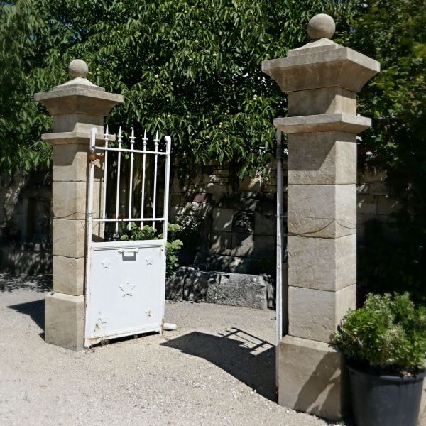 Piliers en pierre de Provence | Paire de piliers réalisés par un seul et même artisan : le tailleur de pierre de l'entreprise artisanale Bidal.
