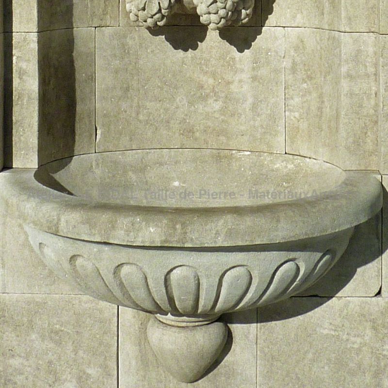 Fontaine décorative d'extérieur de la gamme des fontaines en pierre de l'atelier Bidal.