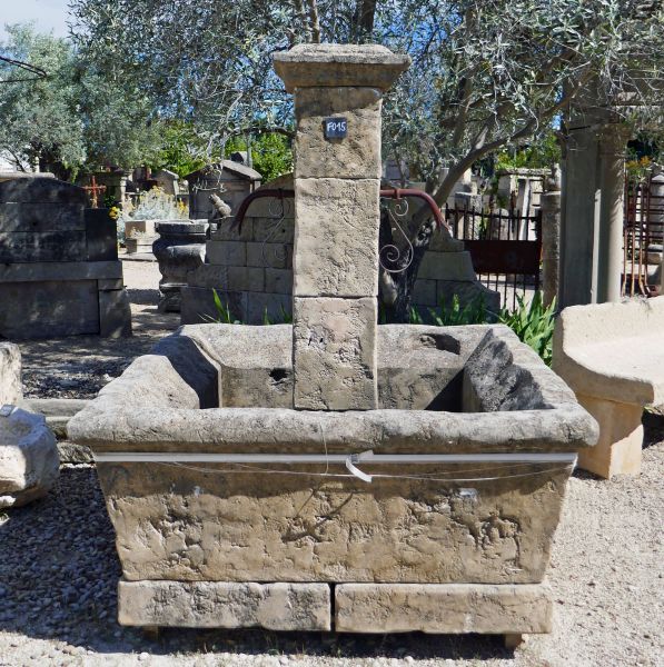 Grande fontaine de village d'antan en pierre naturelle de Provence en vente chez le tailleur de pierre Alain BIDAL.