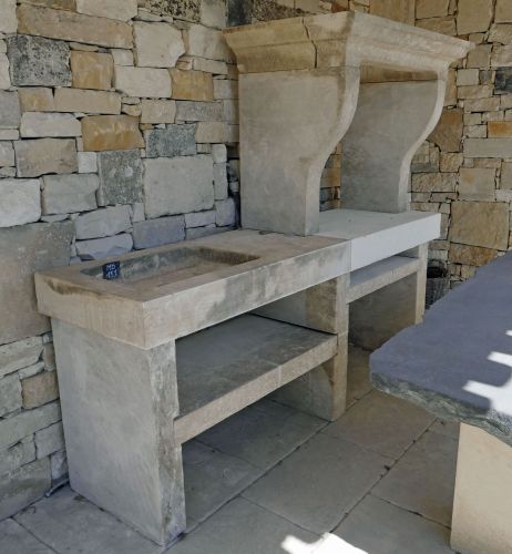 Exceptional summer kitchen in carved natural limestone - Atelier Alain Bidal (Provence)