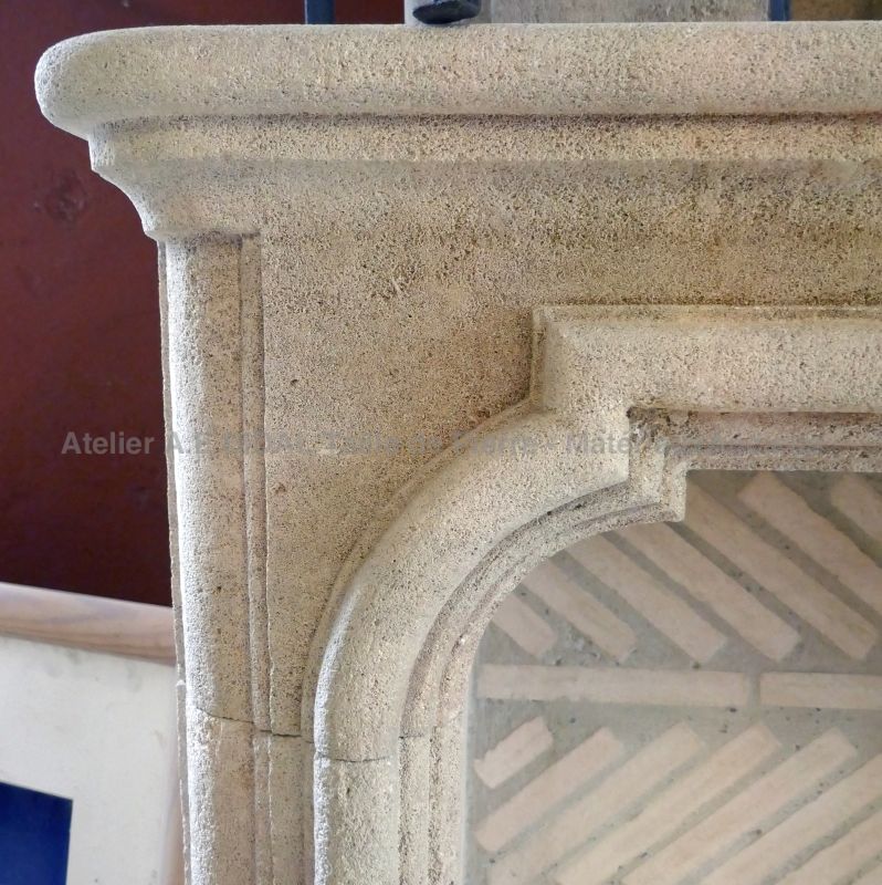 This limestone fireplace is a beautiful Louis XIII mantelpiece in stone - Atelier Alain BIDAL (Provence)