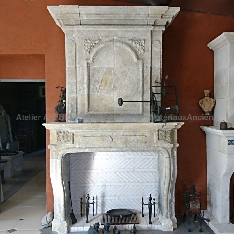 Louis XIV fireplace in natural stone (inspired by the late 17th / early 18th century) - Atelier Alain BIDAL (Provence)