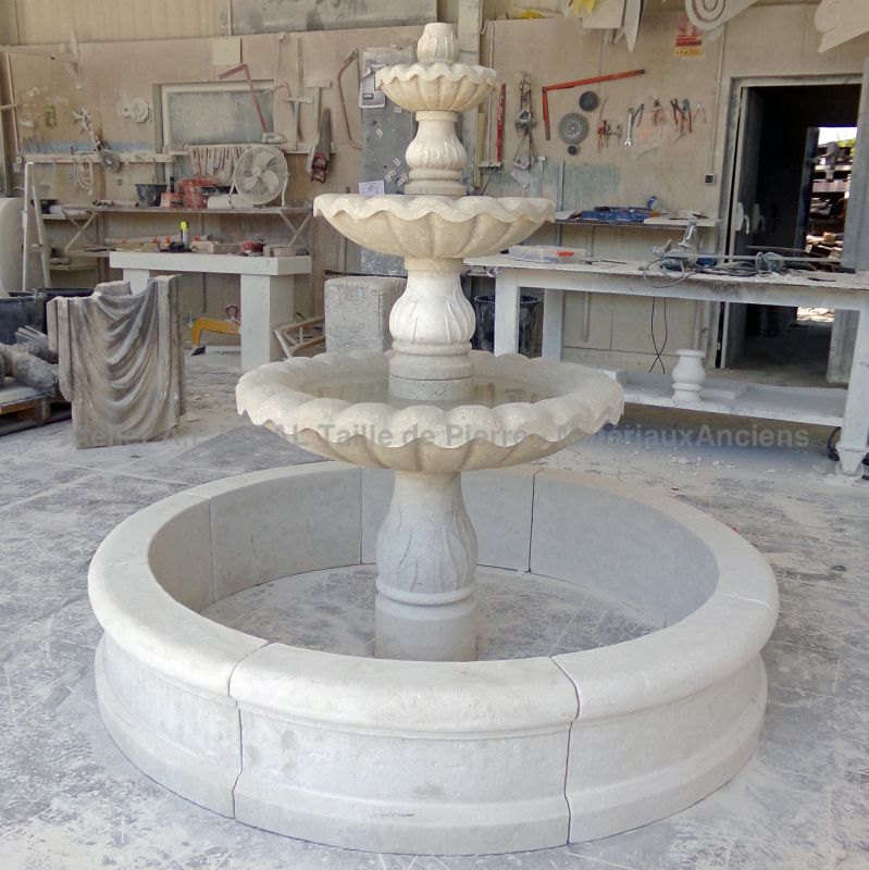 Fontaine centrale avec vasque à débordement en pierre non gélive - Atelier Alain BIDAL, Provence