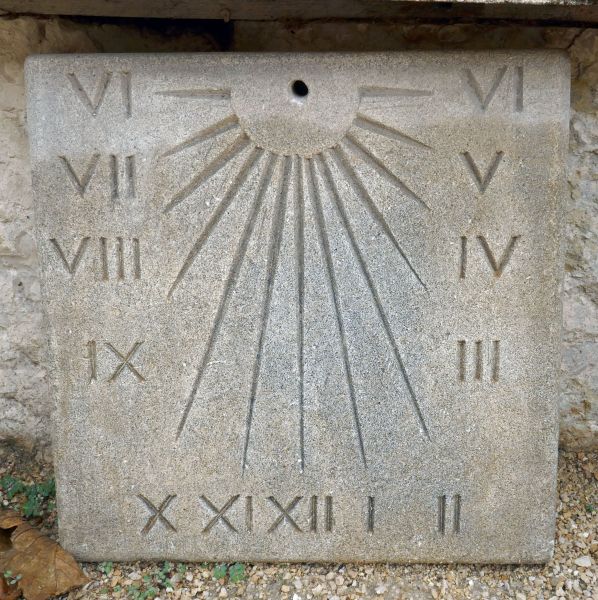 Cadran solaire en pierre de Provence par le tailleur de pierre Alain Bidal, Provence
