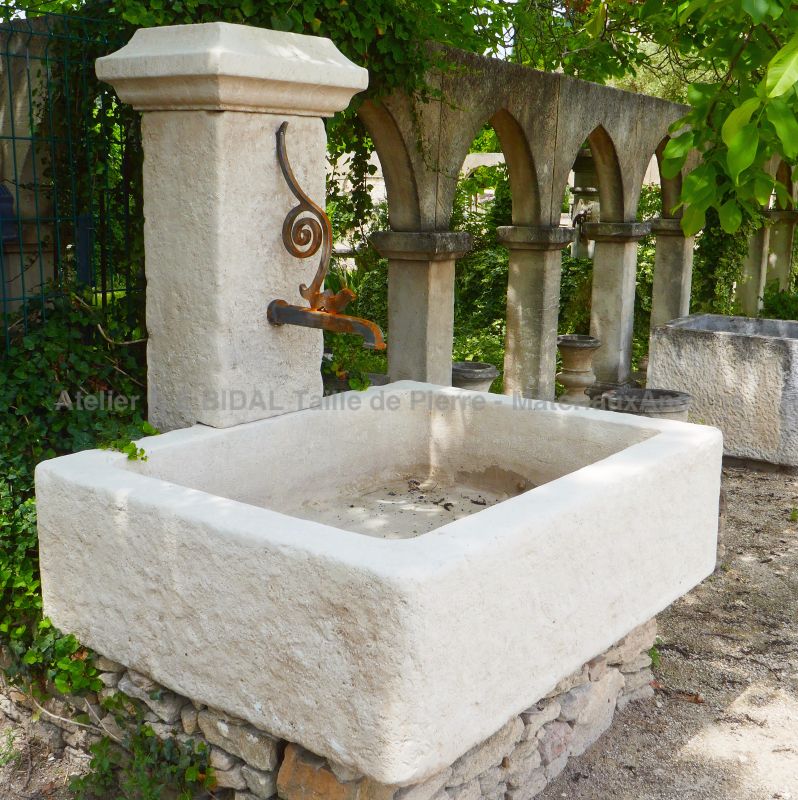 Belle sortie d'eau en fonte pour fontaine de jardin en pierre - Atelier Alain BIDAL (Provence)