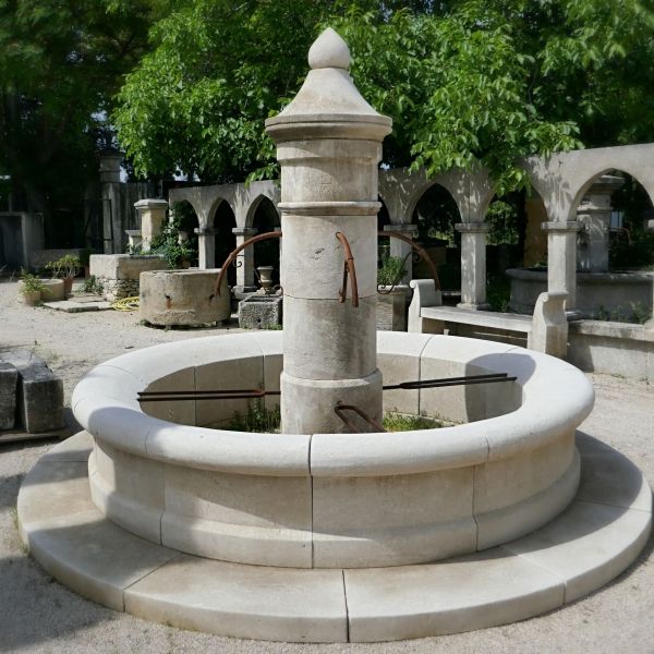 Large central stone fountain from the master stonemason of Provence : Alain BIDAL.
