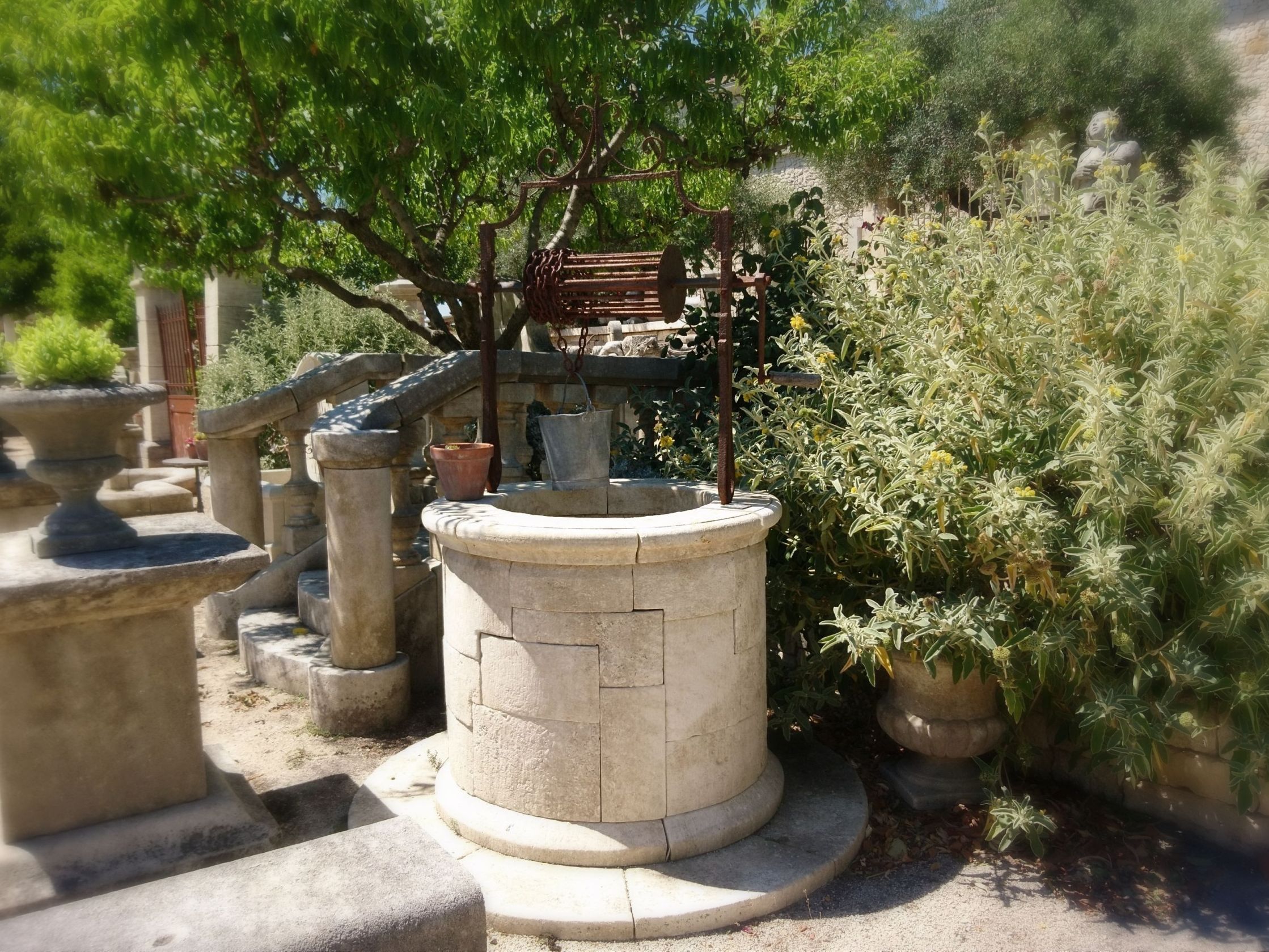 Voici un magnifique puits en pierre naturelle réalisé par Alain Bidal dans son atelier à l’Isle-sur-la-Sorgue.