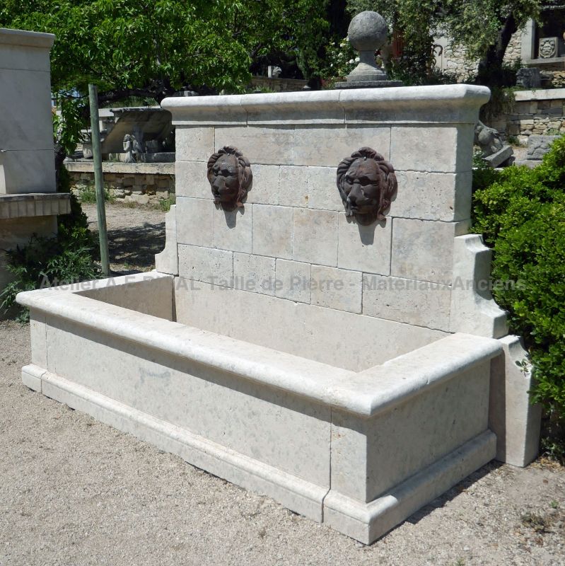 Rustic-style garden fountain hand-carved in Provence in natural stone - Atelier Alain Bidal