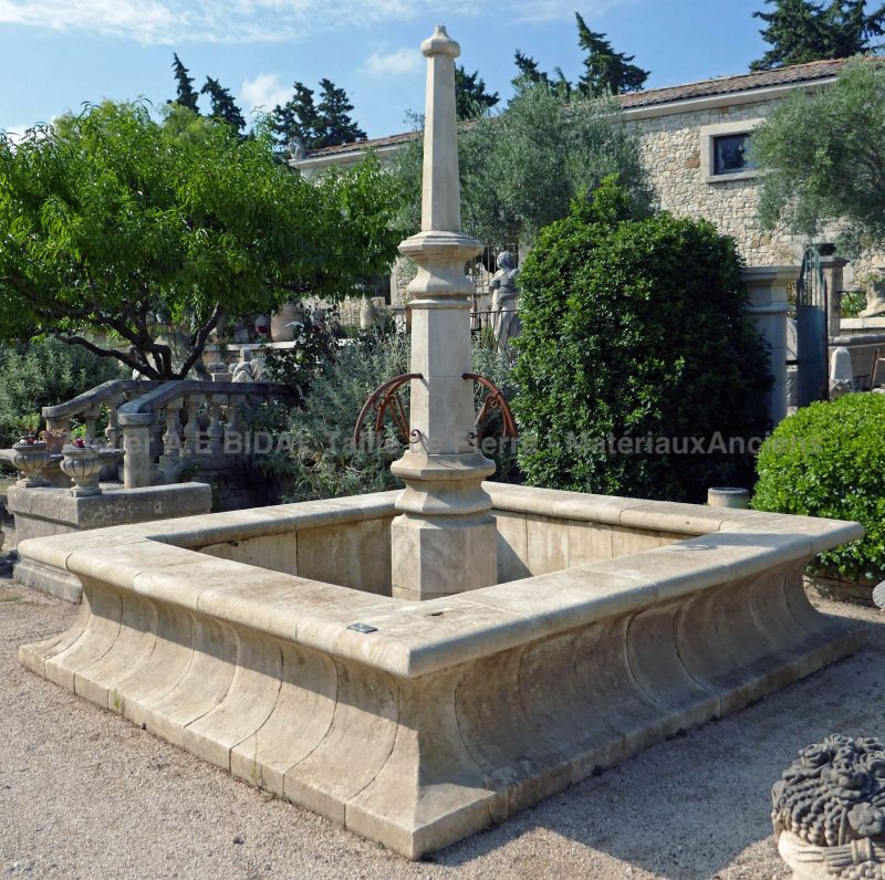 Magnifique bassin en pierre avec colonne centrale de style gothique - Atelier Alain BIDAL (Provence)