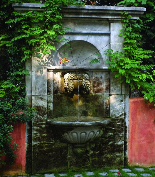 Magnifique fontaine en taille de pierre de Provence - Réalisation par le tailleur de pierre Alain Bidal.