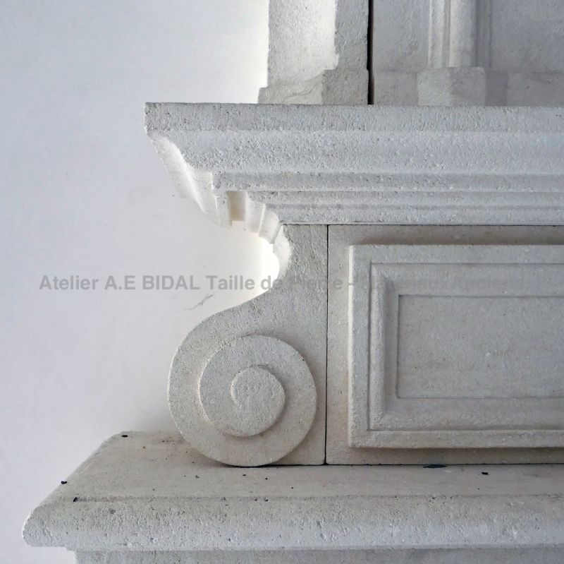 Photo de détails sculptés à la main sur notre belle cheminée Louis XIII en pierre - Atelier Alain BIDAL (Provence)