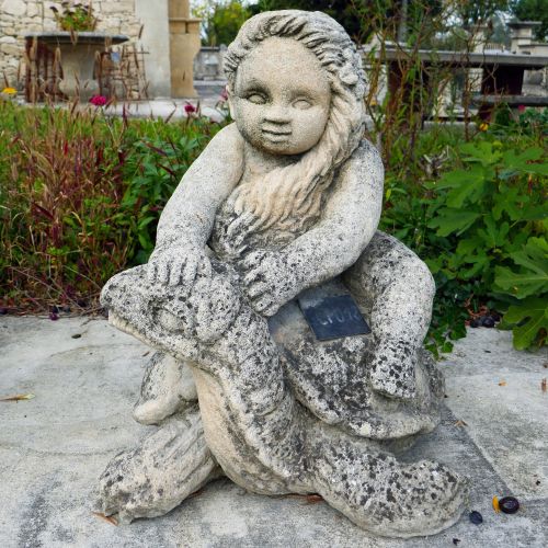 Sculpture en pierre taillée par l'Atelier Alain BIDAL de l'Isle sur la Sorgue