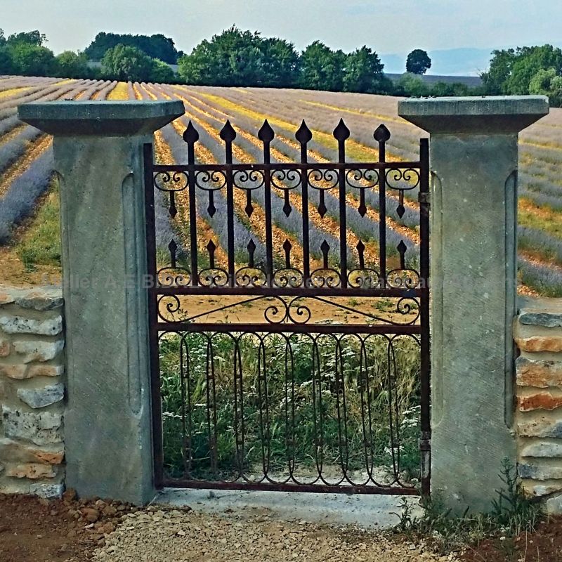Belle paire de piliers en taille de pierre qui conviendront parfaitement à un projet d'aménagement extérieur.