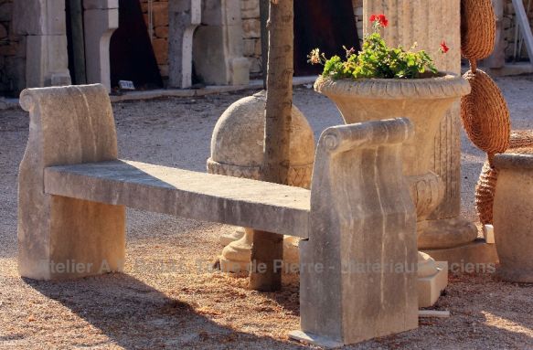Banc en pierre à accoudoirs des ateliers de taille de pierre Bidal en Provence.