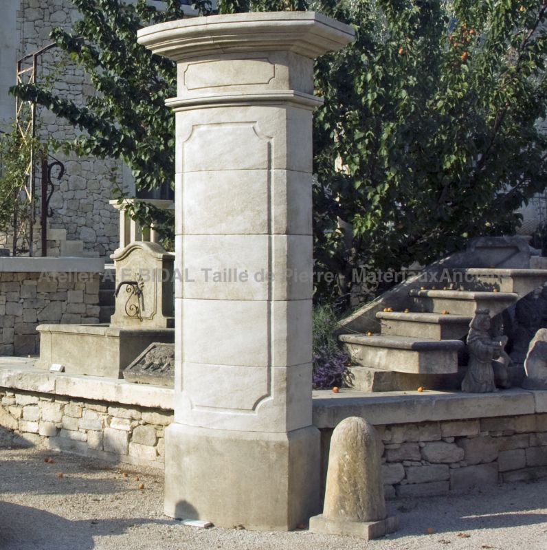 Piliers en taille de pierre : piliers en pierre d'Estaillades par l'Atelier Bidal en Provence.