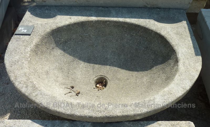 Quality bathroom furniture : a stone sink crafted in Provence by Alain Bidal