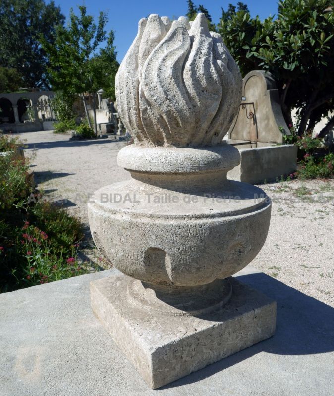 Décoration de jardin en pierre naturelle : paire de petits pots à feu en pierre par Atelier Alain BIDAL (Provence)
