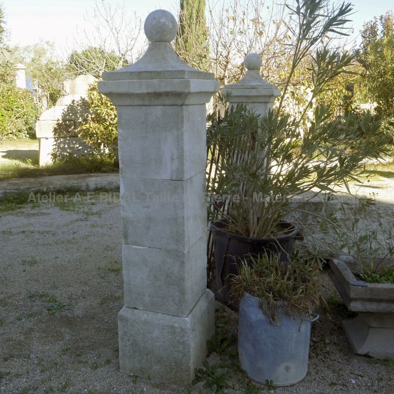 Piliers pour portillon en pierre : paire de petits piliers de chez Atelier Alain BIDAL (Provence)