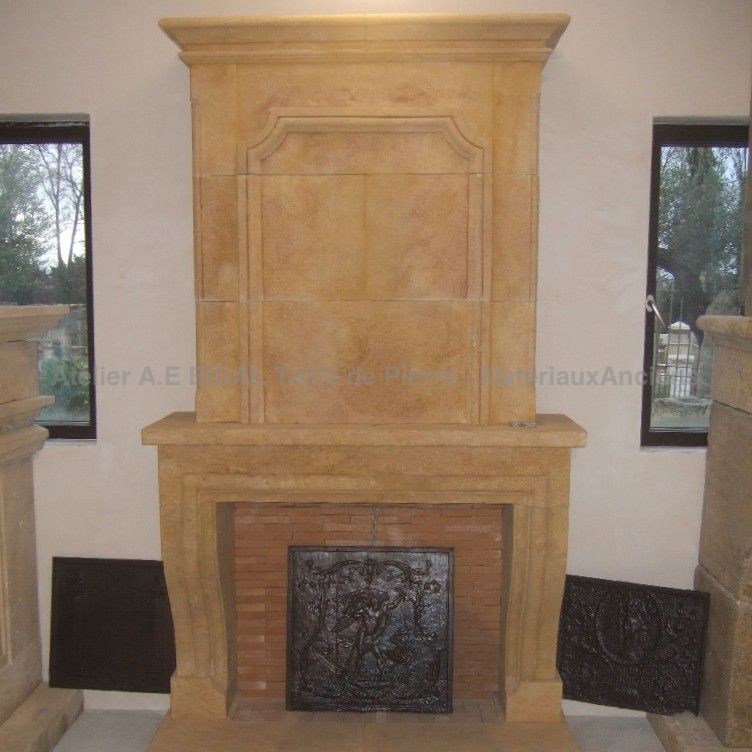 Elegant Louis XIII fireplace carved in limestone - Atelier Alain BIDAL (Provence)