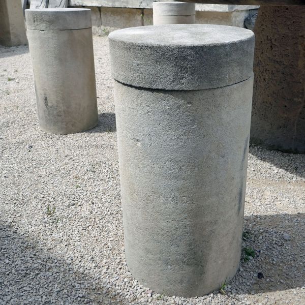 Stool in carved stone for circular table or garden furniture - Atelier Alain BIDAL (Provence)