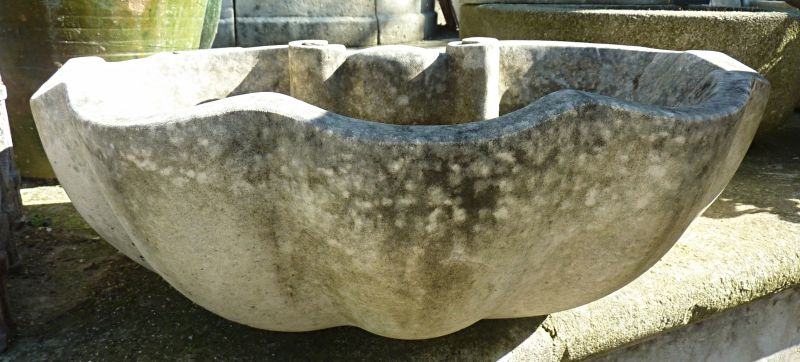 Vasque en pierre de taille par le maître artisan Alain BIDAL - Provence