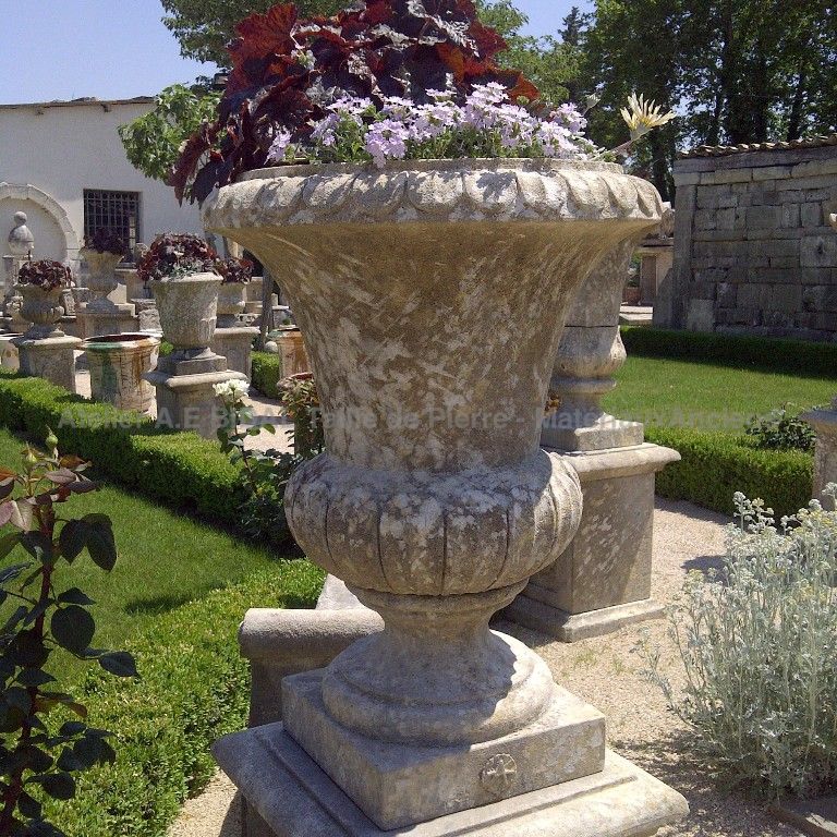 Vase en taille de pierre de style Médicis (réédition de notre tailleur de pierre).