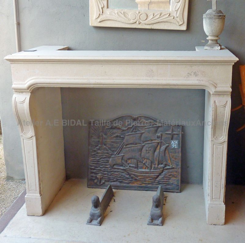 Ré-édition d'une cheminée de style Louis XIV, taillée dans de la pierre de taille - Atelier Alain BIDAL (Provence)