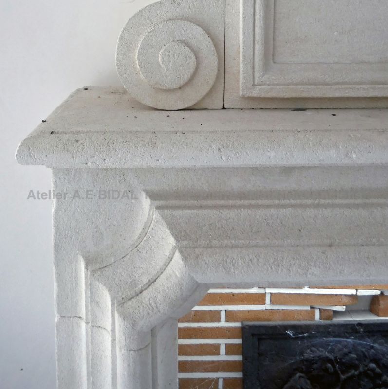 Détails sculptés à la main sur notre belle cheminée Louis XIII en pierre - Atelier Alain BIDAL (Provence)