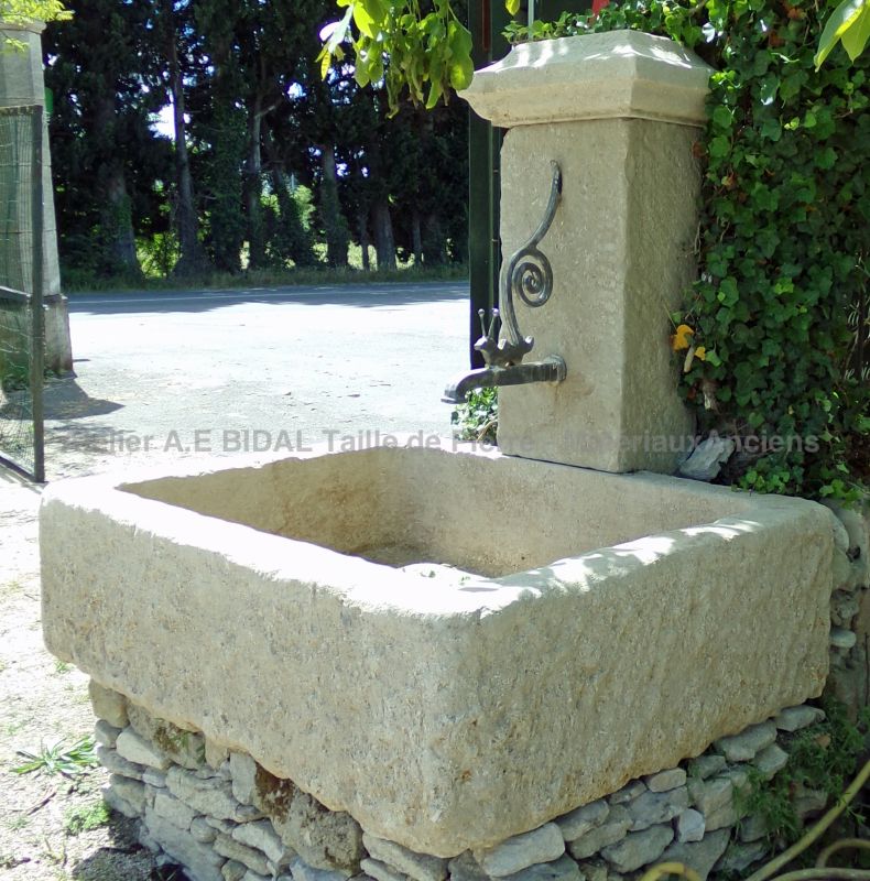 Fontaine à bac massif en pierre naturelle de Provence - Fontaine à eau Atelier Alain BIDAL