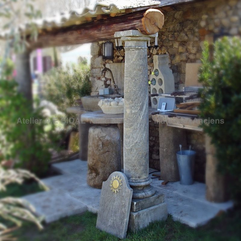 Hand-made Tuscan columns in stone - Alain BIDAL workshop - Isle sur la Sorgue (Provence).