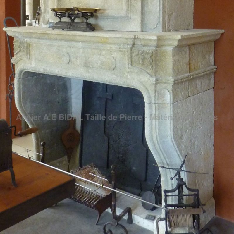 Exceptional Louis XIV mantelpiece in stone for sale in Provence - Atelier Alain BIDAL (Provence)