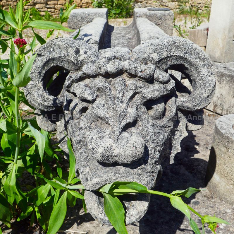 Gargouille en pierre patinée : belle sculpture artisanale de l'Atelier Alain BIDAL, Provence