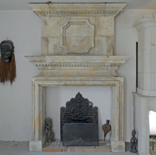 Majestueuse cheminée en pierre d'inspiration Louis XIII créée en Provence  - Atelier Alain BIDAL (Provence)