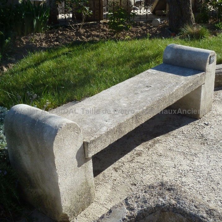 En pierre naturelle ingélive et calcaire, beau banc en pierre d'Estaillades - Atelier Alain BIDAL (Provence)